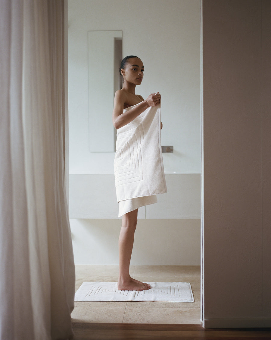 alt="Organic cotton bath set by Laze Res displayed in a minimalist bathroom, evoking calm and daily ritual"