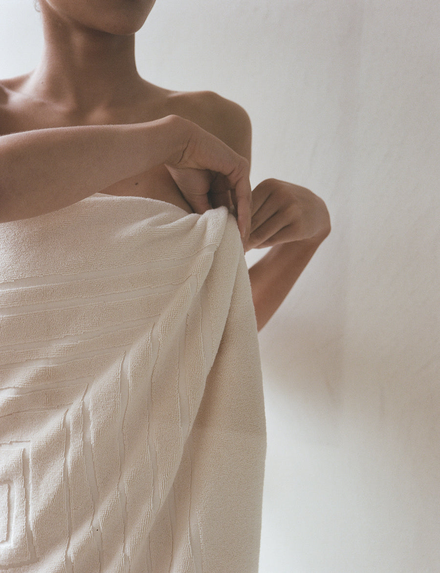 alt="Close-up of Laze Res towel's soft, embossed organic cotton texture from the bath set collection"