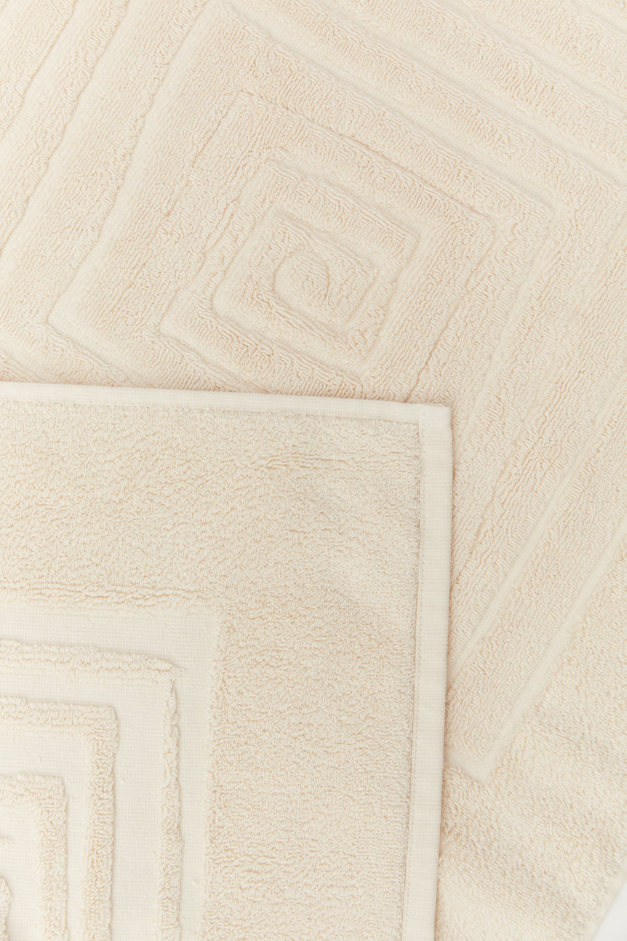 alt=”Close-up of Laze Res bath mat's soft, absorbent organic cotton and subtle embossed detailing”